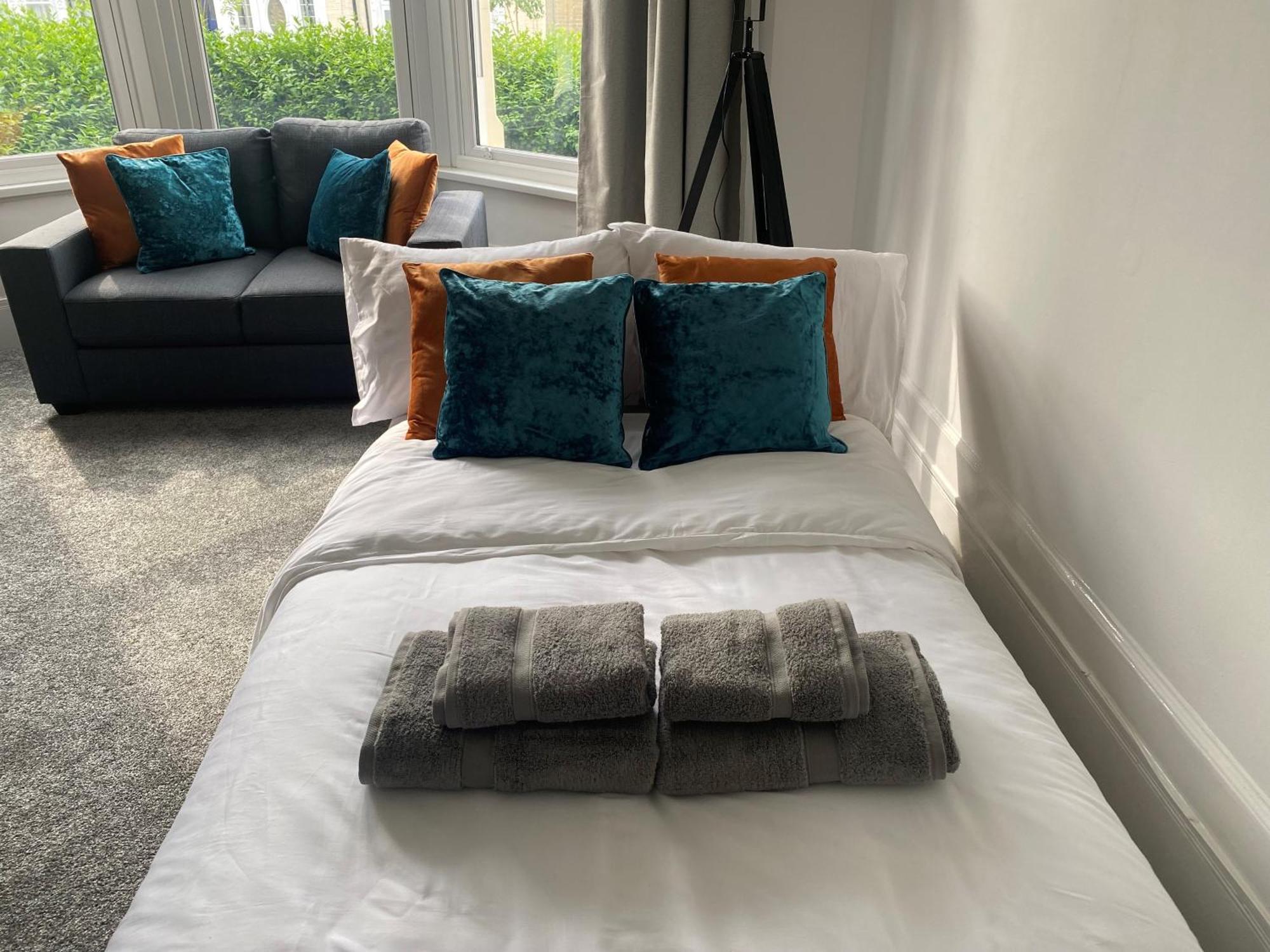 Spacious King Size 1bed Flat In Leafy Suburb Londra